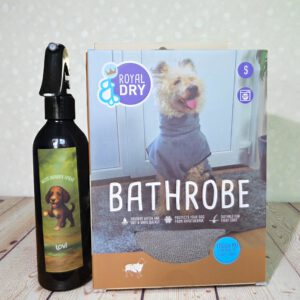 Natte honden spray en de royal dry badjas maat s .